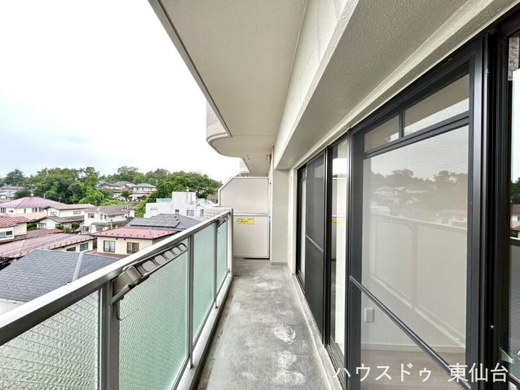 毎日の洗濯がしやすい、明るく使い勝手の良いバルコニーです。
