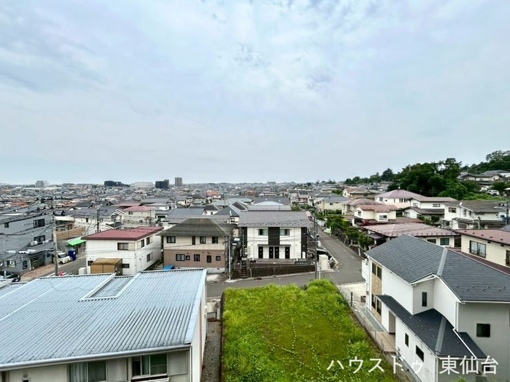視界が抜けていて、リビングがより広く感じられる気持ちの良い眺望です