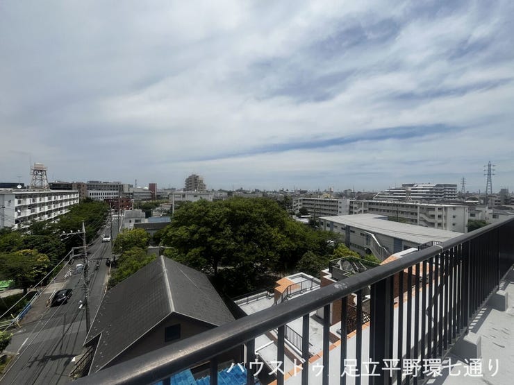 視界を遮りにくい爽快な眺望。街並みや空を見渡せる、開放感あふれるロケーションです。