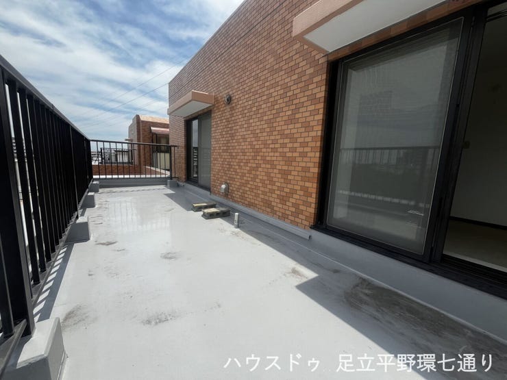居室とつながるルーフバルコニー。奥行きがあり、開放的なアウトドア空間として楽しめます。