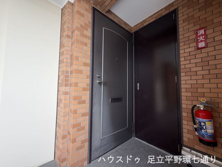 玄関前にゆとりを確保した独立感のあるポーチ。共用廊下から室内が見えにくいのも魅力です。