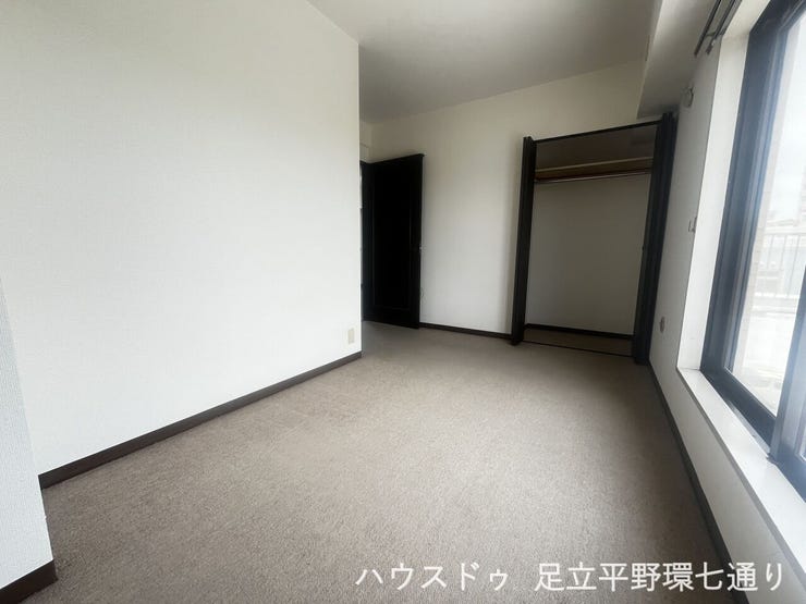 シンプルで使いやすい洋室。収納を備えており、寝室や書斎など幅広く活用できます。