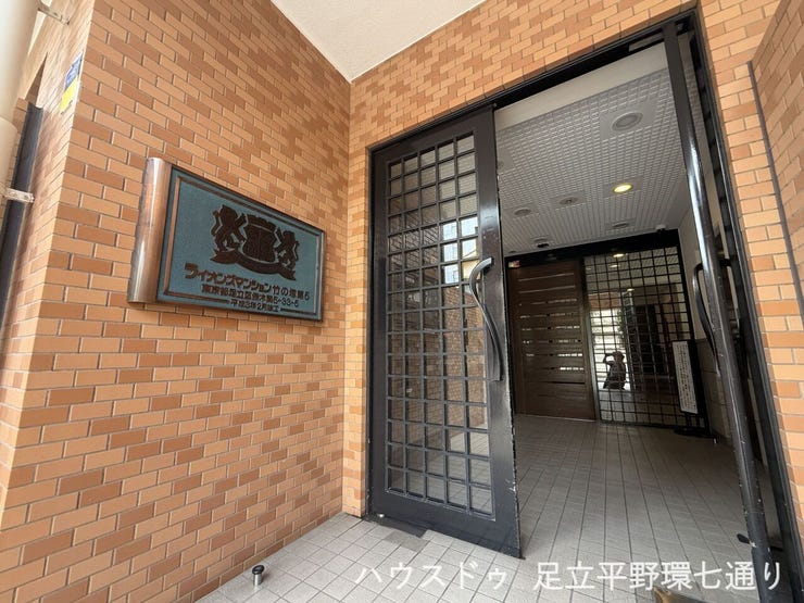 重厚感のあるエントランスで、来訪者を迎える落ち着いた雰囲気が魅力です。