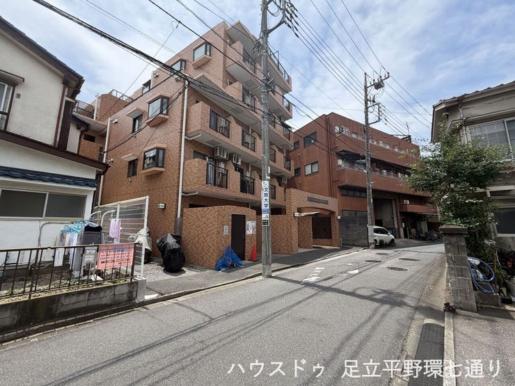落ち着いた街並みに調和するタイル貼りの外観。重厚感のある佇まいが魅力です。