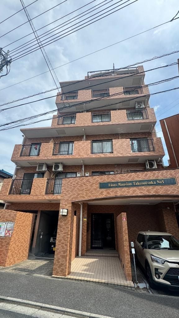 タイル貼りの外観が印象的。管理の行き届いたマンションの雰囲気が伝わります。