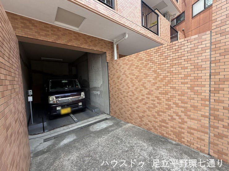 屋根付き駐車スペースがあり、大切なお車を風雨から守りやすいのもポイントです。