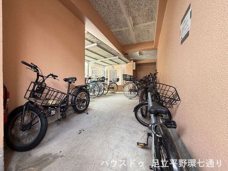 敷地内駐輪場を備え、自転車移動がしやすい住環境。通勤・通学にも便利です。