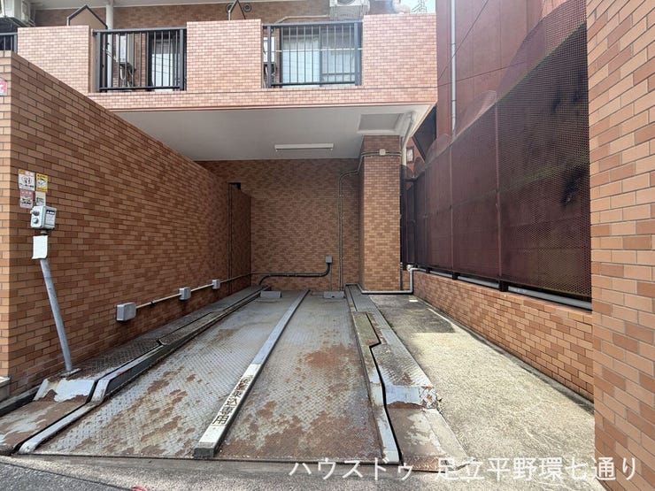 機械式駐車場を備えたマンション。敷地内でお車を管理でき、安心感があります。