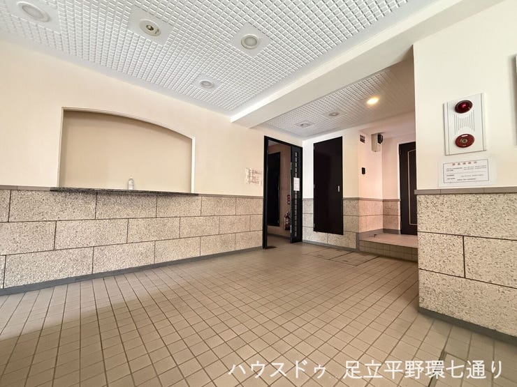 ゆとりある広さのロビー空間。共用部まで整えられた、落ち着きのある住まいです。