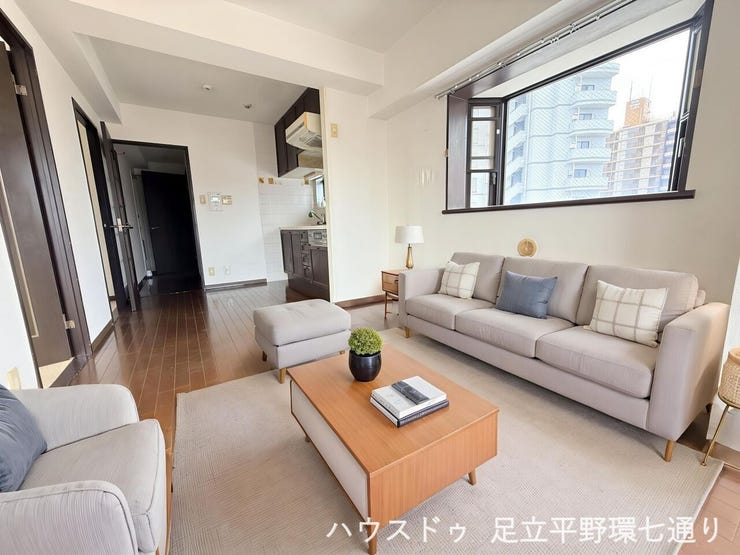 【リビング】
窓から光が差し込む明るいLDK。家具配置もしやすく、くつろぎやすい空間です。
※生成AIによるイメージです