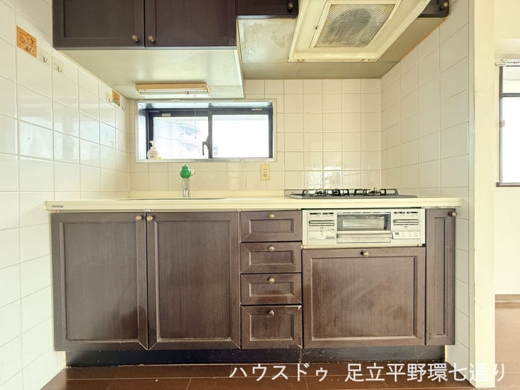 収納豊富なシステムキッチン。作業スペースも確保されており、家事がはかどります。