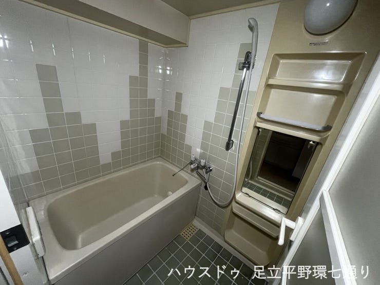 ゆったり浸かれる浴槽を備えたバスルーム。毎日の疲れを癒せる落ち着いた空間です。