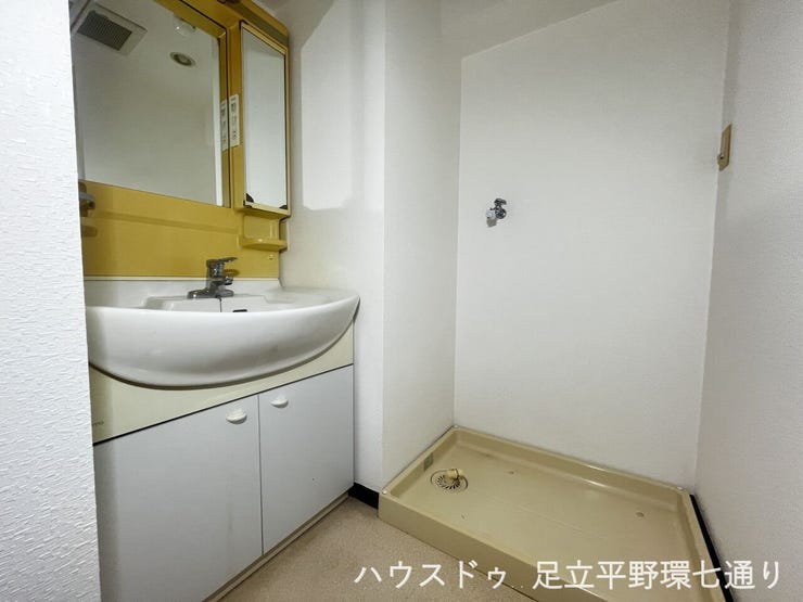 洗面台と洗濯機置場がまとまった洗面室。身支度や家事がしやすい動線も魅力です。
