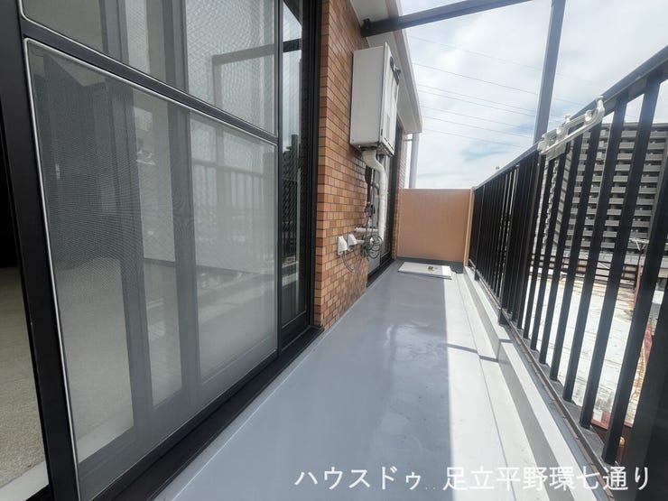洋室前のバルコニーは日差しを取り込みやすく、洗濯物干しスペースとしても便利です。