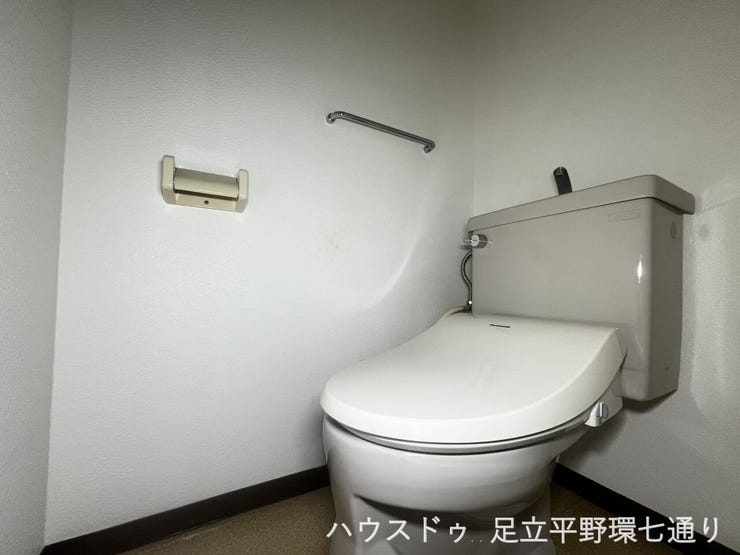 清潔感のある温水洗浄便座付きトイレ。シンプルな空間でお手入れもしやすい仕様です。