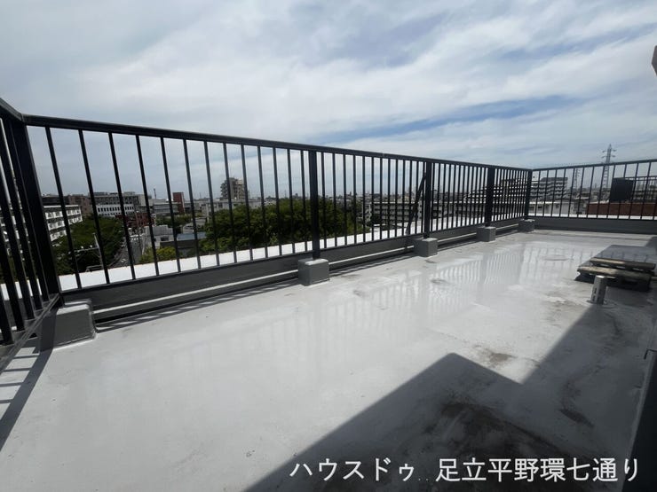 広々としたルーフバルコニー。空の広がりを感じながら、洗濯物干しや気分転換にも活躍します。