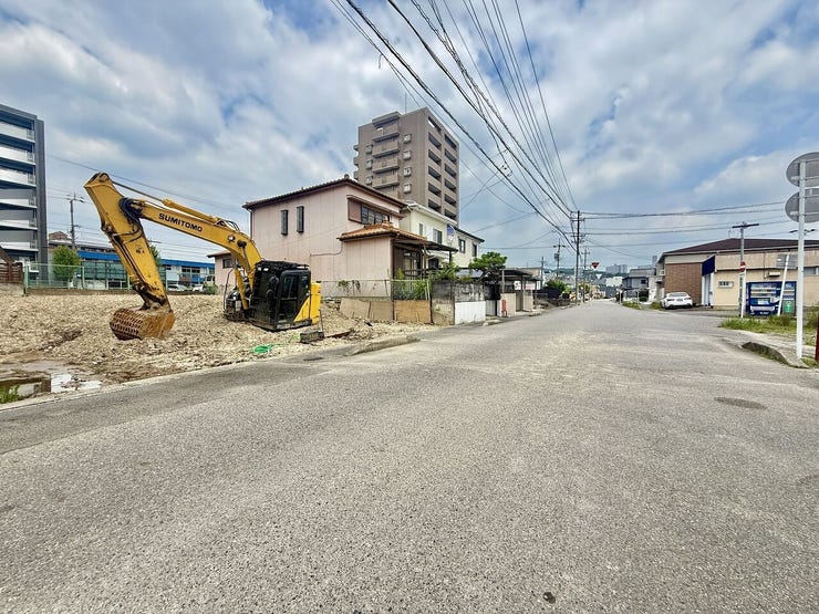 ◇前面道路◇
過ごす時間と共に刻々と表情を変えていく住まい、季節によってさまざまな表情を見せてくれるわが家は、時を重ね思いを紡ぐ場所です。ご家族の一家団欒を心ゆくまでお楽しみください。
