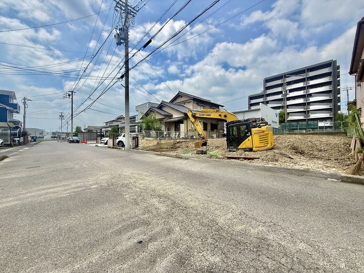 ◇前面道路◇
南側の前面道路は約9mです。圧迫感がなく、街並みが開放的ですね。歩道もきちんとあるので、小さいお子様と手つないで横並びに歩いても安心な広さです。