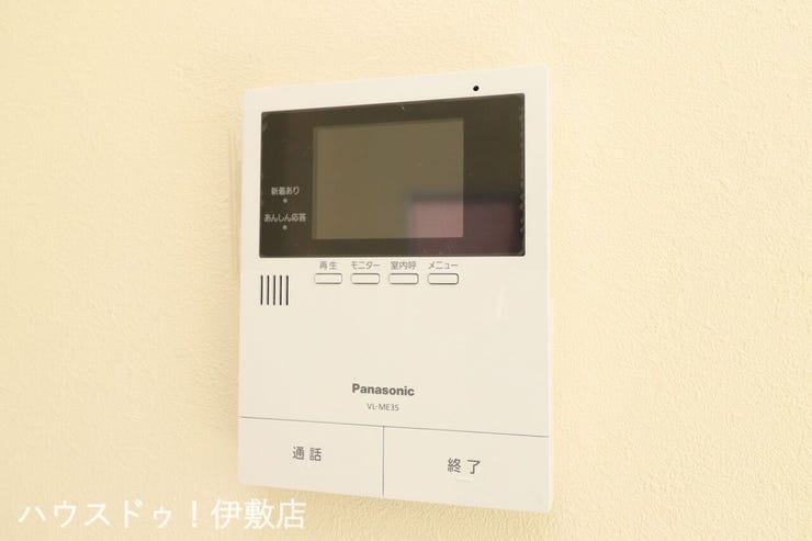 【モニター付きインターホン(同仕様写真)】
誰が来てもわかるモニター付き♪女性が一人で家にいてもこれなら安心