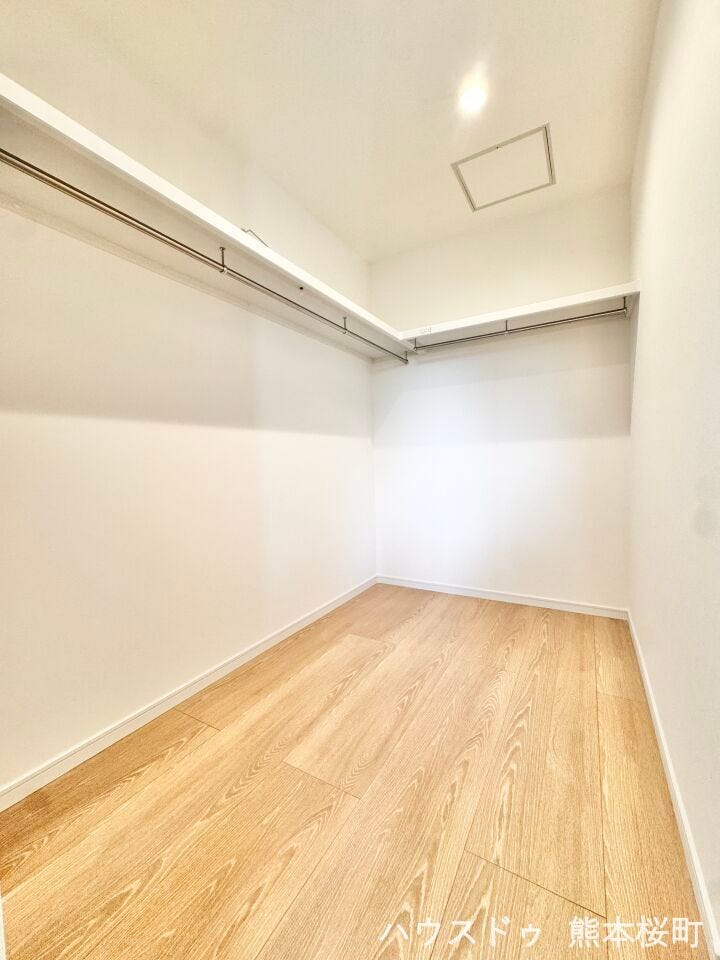 ■2階6帖洋室WIC■衣類から小物まで一ヶ所に集約。整理整頓がしやすく、毎日のコーディネートが楽しくなるゆとりの収納です。