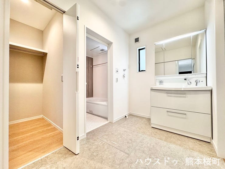 ■清々しいリフレッシュ空間■自分を磨き、気持ちを切り替える。心地よい光が差し込むプライベートスペース。