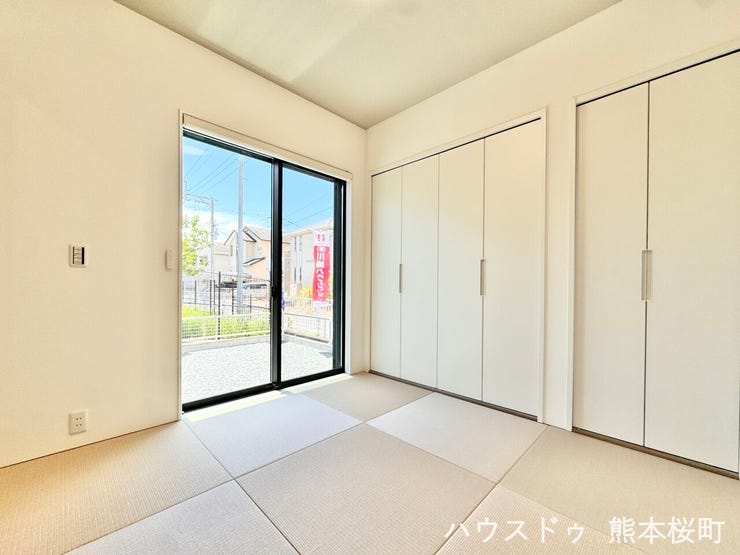 ■1階4.5帖和室■ゲストをもてなし、昼寝や家事にも使える、畳のぬくもりが心地よい多目的万能スペース。
