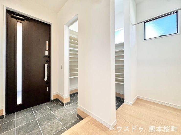 ■「ただいま」の安堵をくれる場所■訪れる人を迎え入れ、帰るたびにホッと一息つける、明るく機能的なエントランス。