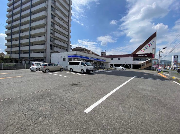ローソン福山南蔵王町四丁目店がすぐ横にあります♪