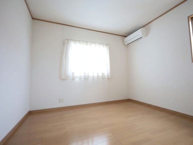 お子様部屋としてお使いいただける洋室です。各部屋に収納スペースがございます。※現況の物件写真に、引渡し時のイメージとしてCGによる画像処理がされています。