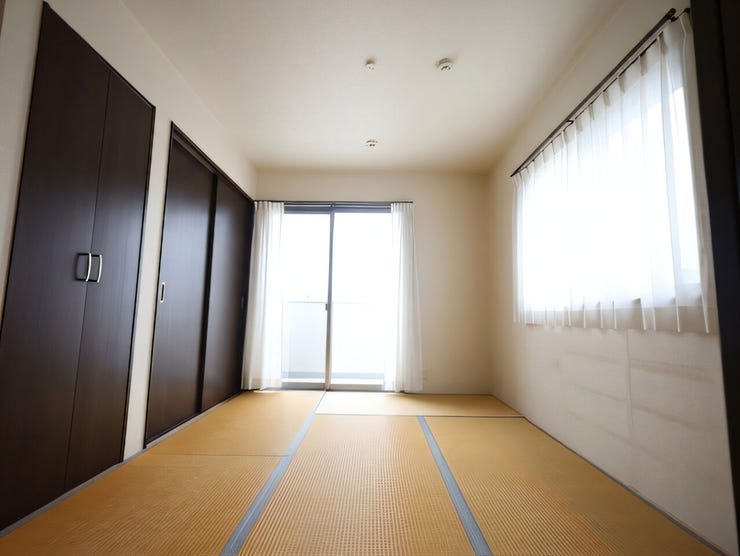 LDK横の和室は、少し横になりたい時や小さなお子様の遊び場としても様々な用途で使えます。※現況の物件写真に、引渡し時のイメージとしてCGによる画像処理がされています。