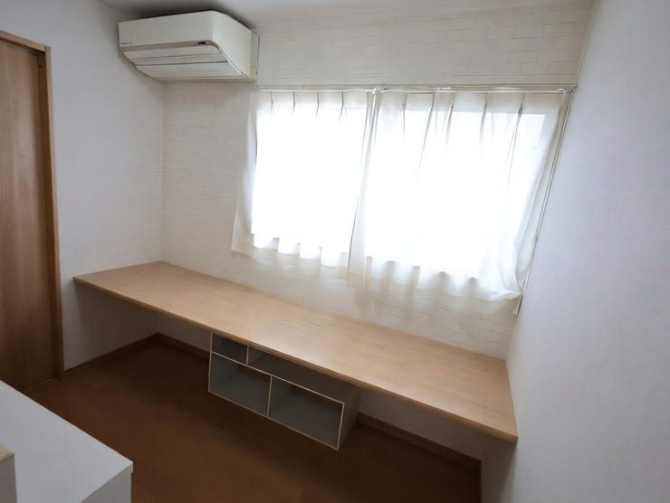 2階廊下にはカウンターがございます。ちょっとした作業や一時的な荷物の置場などに便利なスペースです。※現況の物件写真に、引渡し時のイメージとしてCGによる画像処理がされています。