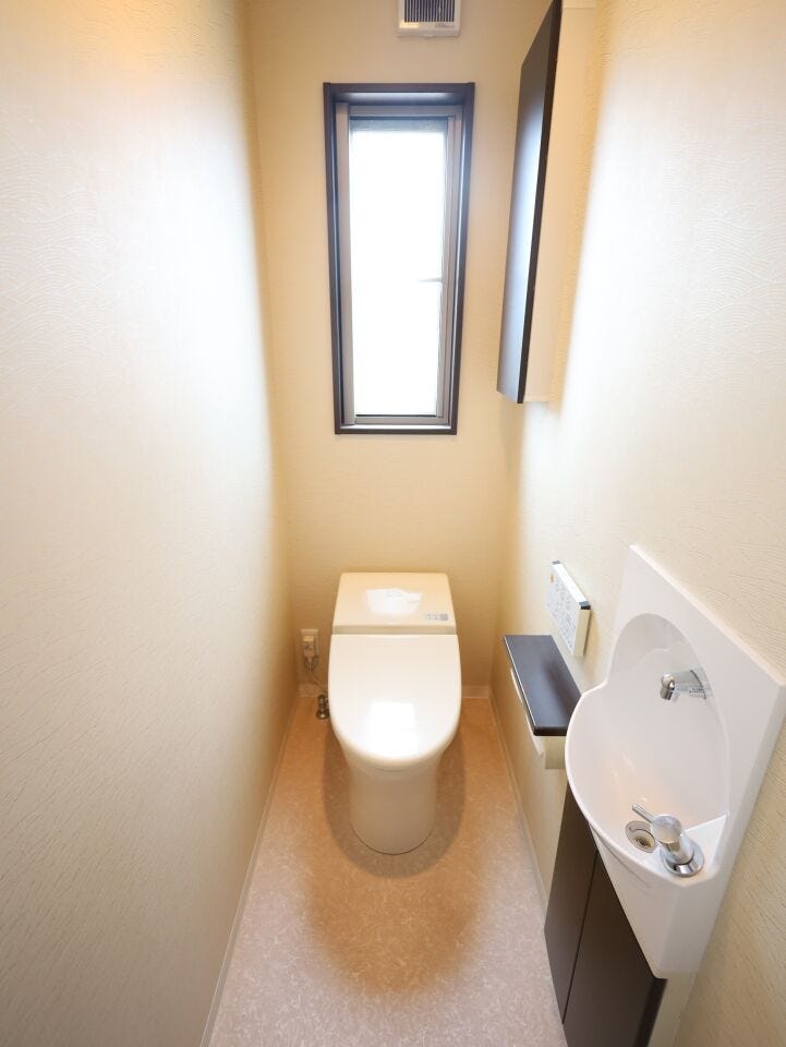 1F・2Fの両方に温水洗浄便座付トイレがあり、忙しい朝もスムーズに。1階トイレは便利な手洗い器付きです。