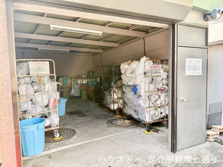 ゴミ置き場は屋根付きで雨の日も安心。分別スペースも確保されており、清潔に利用できます。