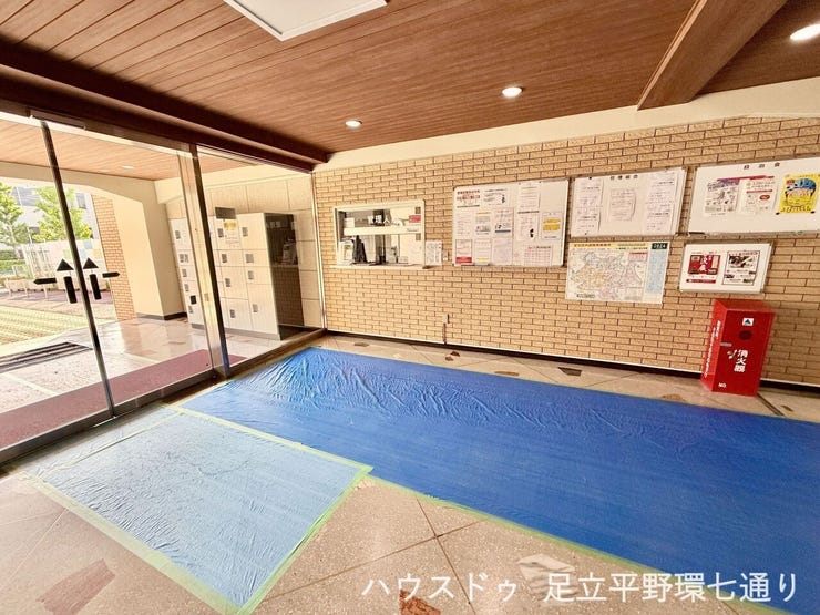 管理の行き届いたエントランスは掲示板や宅配ボックスもあり、安心感のある共用空間です。