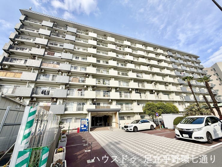 【外観】
存在感のある外観とゆとりある敷地配置が魅力。共用部も整えられており、日々の暮らしに配慮された住環境です。