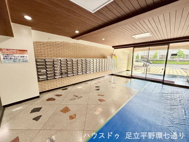 木目調の天井が温かみを演出するエントランスホール。広さもあり、来客時にも安心感のある共用空間です。