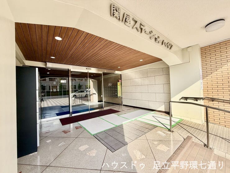 自動ドア付きで出入りがスムーズ。セキュリティ面にも配慮された安心の共用部です。