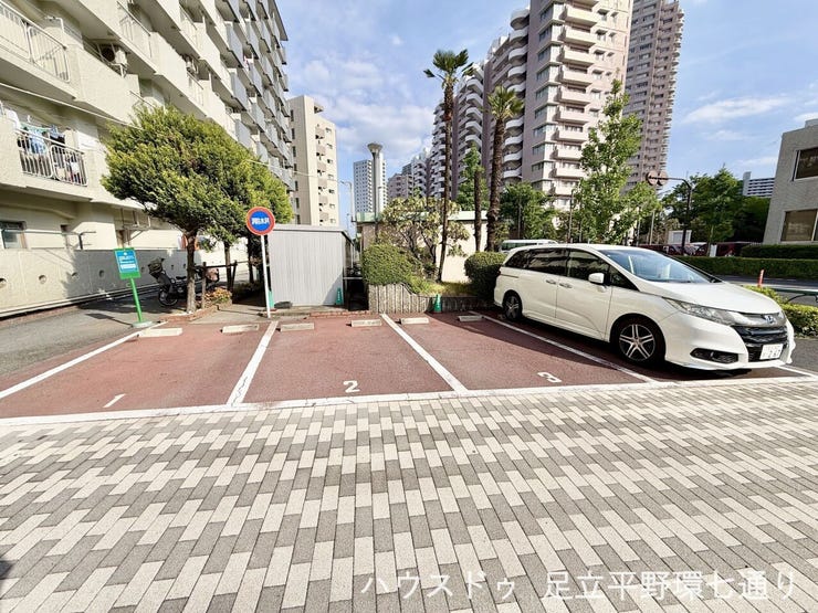 駐車スペースはゆとりある配置で車の出し入れもスムーズ。敷地内で安心して利用しやすい環境です。