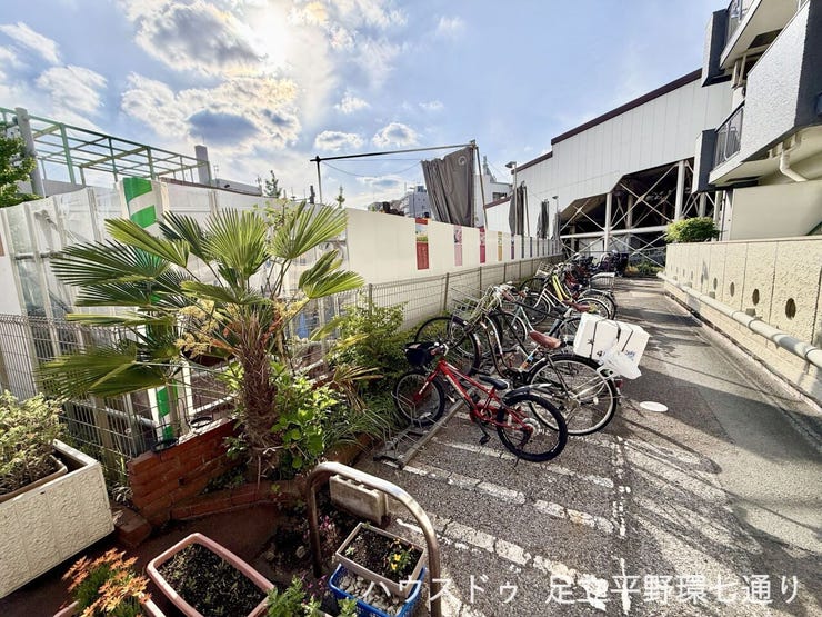 敷地内に駐輪スペースを確保しており、日々の移動にも便利。整った共用部で使いやすい環境です。