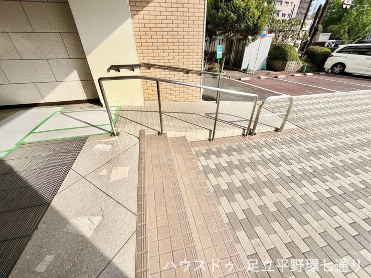 スロープ付きでベビーカーや荷物の移動も快適。どなたでも使いやすい設計が魅力です。