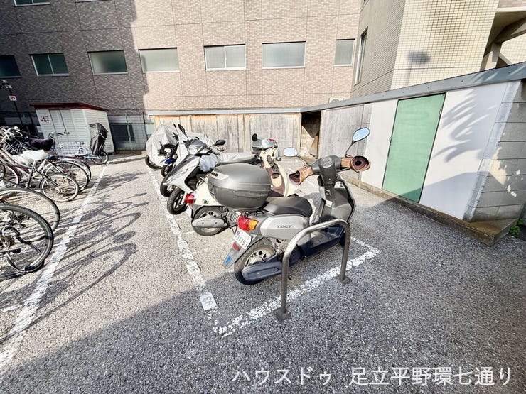 バイク置場・駐輪場を完備。通勤や通学にも便利で、生活の幅が広がる設備が整っています。