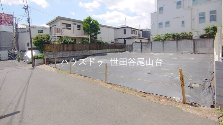 前面道路とのゆとりがあり、陽当たりや開放感を現地でご体感いただけます。建築プランも描きやすい立地です。