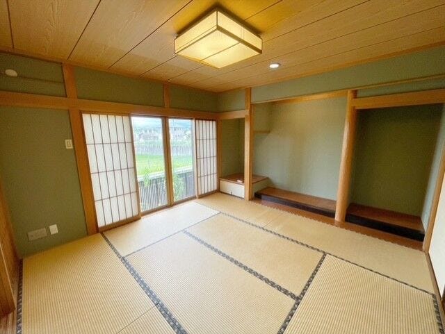 リビングに隣接した和室は、畳の質感がやさしく広がる上質な一室。開け放てば空間にゆとりが生まれます。