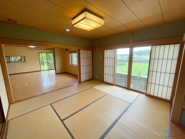 明るく開放感ある和室。