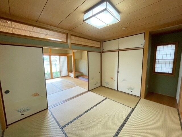 広々とした和室は続き間になっており、明るさとゆとりが感じられる心地よい一室。くつろぎの場としても、客間としても使いやすい柔軟なレイアウトです。