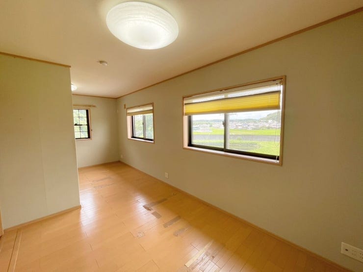 自然光がたっぷり差し込む洋室は、寝室にも子ども部屋にも使いやすく、毎日の暮らしがより快適になります。