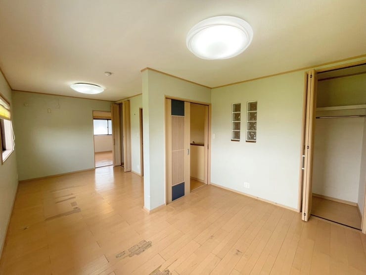 広さのある洋室は、光が広がることで室内の雰囲気がより上質に。収納や家具を置いてもゆとりがあり、快適に使える魅力的な一室です。