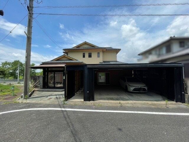 【外観】
閑静な住宅街に位置し、落ち着いた暮らしを叶える住環境。シャッター付きガレージ付きで駐車2台可能です。