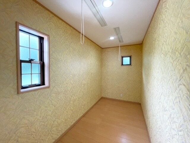 広さのある納戸は、季節物や日用品をしっかり収納できる便利なスペース。ゆとりがあるため整理がしやすく、住まい全体がすっきり整います。