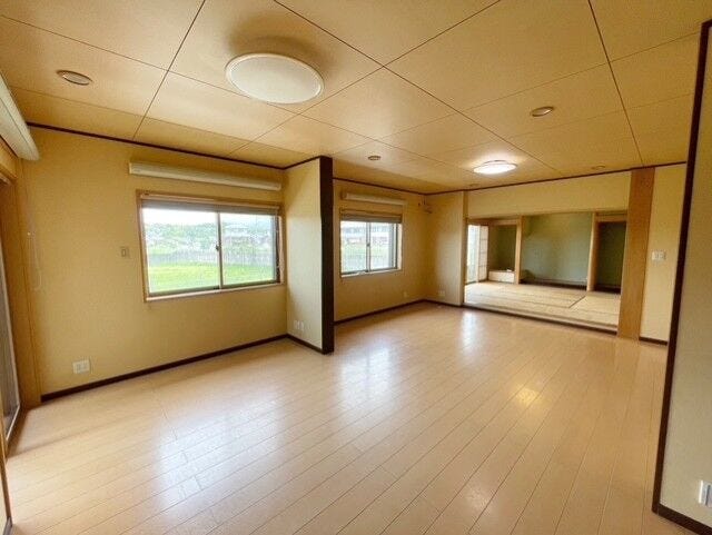 広さのあるLDには、2面採光で明るく開放感と居心地の良さを兼ね備えた空間になっております。床暖房付きで、寒い季節も室内が心地よく、快適に過ごせます。